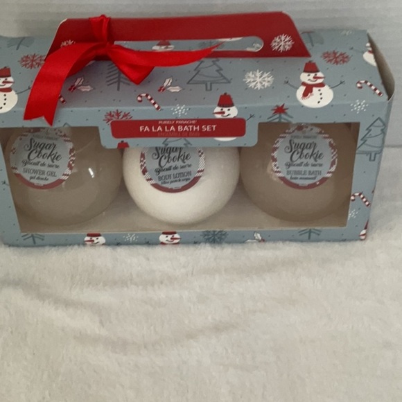 Fa La La Bath Set - Red, White, Cream - Picture 1 of 4